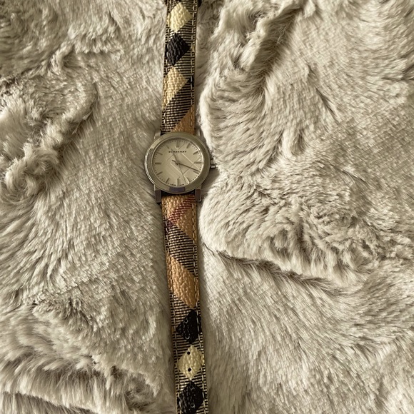 Burberry Ladies BU9022 Heritage Swiss Nova Check Quartz Watch Pre-owned - Picture 3 of 5